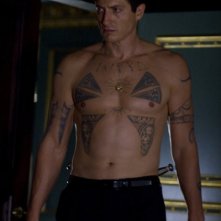Sasha Roiz in una scena del pilot della serie 'Caprica'