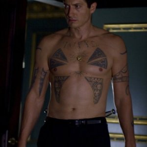 Sasha Roiz in una scena del pilot della serie 'Caprica'