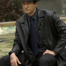 Sasha Roiz nel pilot della serie 'Caprica'