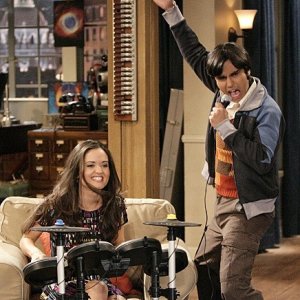The Big Bang Theory: Kunal Nayyar e Danica McKellar in una scena dell'episodio The Psychic Vortex