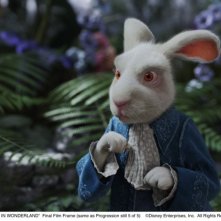 Alice in Wonderland: il frettoloso Bianconiglio del film di Tim Burton