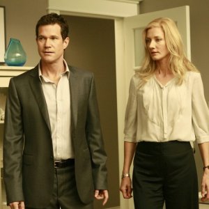 Dylan Walsh e Joely Richardson in una scena dell'episodio Alexis Stone II di Nip/Tuck