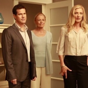 Dylan Walsh, Vanessa Redgrave e Joely Richardson in una scena dell'episodio Alexis Stone II di Nip/Tuck