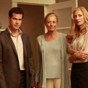 Dylan Walsh, Vanessa Redgrave e Joely Richardson nell'episodio Alexis Stone II di Nip/Tuck