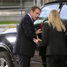 Human Target: la guest star Kristin Lehman con Mark Valley in un momento dell'episodio Run