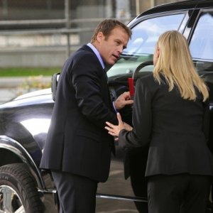 Human Target: la guest star Kristin Lehman con Mark Valley in un momento dell'episodio Run