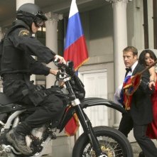 Human Target: Mark Valley ed Emmanuelle Vaugier in una scena dell'episodio Embassy Row