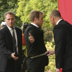 Human Target: Mark Valley in un momento dell'episodio Embassy Row