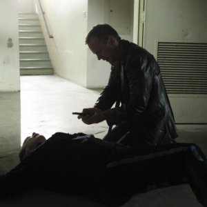Kiefer Sutherland e Doug Hutchison in una scena dell'episodio Day 8: 7:00 p.m.-8:00 p.m. di 24