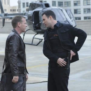 Kiefer Sutherland e Freddie Prinze Jr. nella premiere del Day 8 di 24