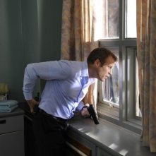 Mark Valley in una scena dell'episodio Run di Human Target