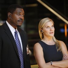 Mykelti Williamson e Katee Sackhoff nella premiere del Day 8 di 24