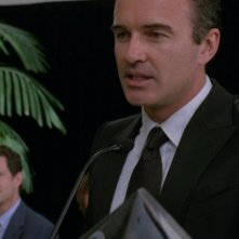 Nip/Tuck: Dylan Walsh (sullo sfondo) e Julian McMahon in una scena dell'episodio Dan Daly