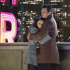 Alyssa Milano e Nathan Fillion in una scena dell'episodio A Rose for Everafter di Castle