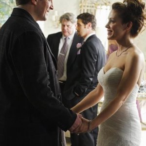 Alyssa Milano e Nathan Fillion nell'episodio A Rose for Everafter di Castle
