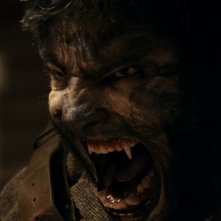 Benicio Del Toro è l'uomo lupo nel film The Wolf Man