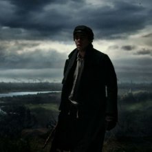 Benicio Del Toro in un'immagine gotica di The Wolf Man