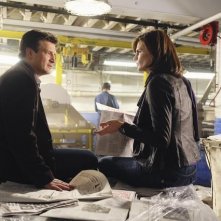 Castle: Nathan Fillion e Stana Katic nell'episodio The Third Man