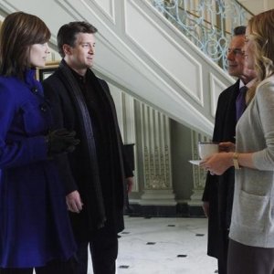 Castle: Stana Katic, Nathan Fillion, Chandra West e Ray Wise nell'episodio Suicide Squeeze