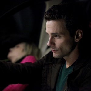 Chris J. Johnson (Logan Fell) trasporta Candice Accola (Caroline) in auto nell'episodio The Turning Points di The Vampire Diaries