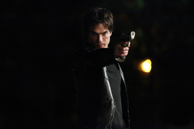 Damon Ian Somerhalder Armato Di Pistola Nell Episodio The Turning Points Di The Vampire Diaries 145178