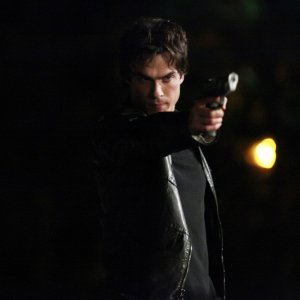 Damon (Ian Somerhalder) armato di pistola nell'episodio The Turning Points di The Vampire Diaries