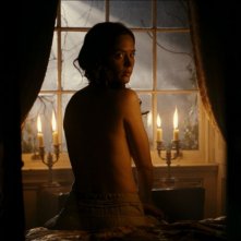 Emily Blunt in una scena del film The Wolf Man