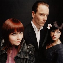 Laura Pyper, Michael Fassbender e Jemima Rooper nella serie Hex