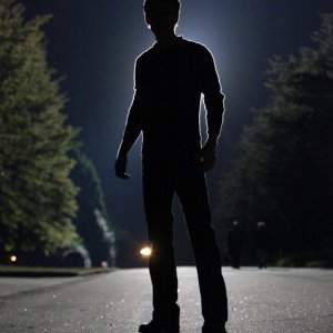Stefan (Paul Wesley) in controluce nell'episodio The Turning Points di The Vampire Diaries