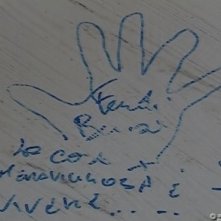 Un autografo di Ferdi Berisa mostrato durante una puntata di Matrix