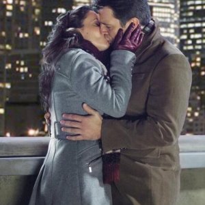 Un bacio tra Alyssa Milano e Nathan Fillion nell'episodio A Rose for Everafter di Castle