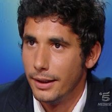 Un bel primo piano di Ferdi Berisa durante una puntata di Matrix