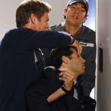 Capitan Fenomeno (Ryan McPartline) e Chuck (Zachary Levi) in azione nell'episodio Chuck Vs. Operation Awesome