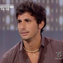 Ferdi Berisa davanti alle telecamere durante una puntata di Pomeriggio Cinque