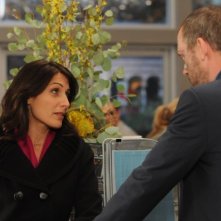 Hugh Laurie e Lisa Edelstein in una scena di Ignorance is Bliss dalla sesta stagione di Dr. House: Medical Division