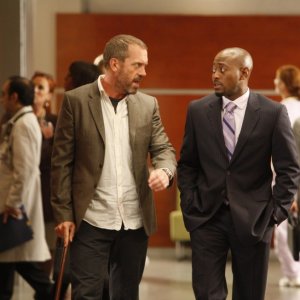 Hugh Laurie e Omar Epps in una scena di Teamwork dalla sesta stagione di Dr. House: Medical Division