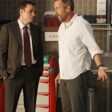 Hugh Laurie e Robert Sean Leonard in una scena di The Down Low dalla sesta stagione di Dr. House: Medical Division