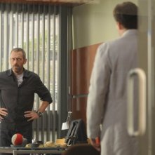 Hugh Laurie e Robert Sean Leonard in una scena di Wilson, dalla sesta stagione di Dr. House: Medical Division