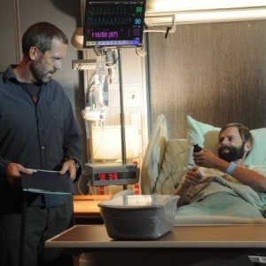 Hugh Laurie  in una scena di Ignorance is Bliss, dalla sesta stagione di Dr. House: Medical Division