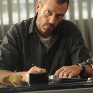Hugh Laurie in una scena di Remorse tratta dalla sesta stagione di Dr. House: Medical Division