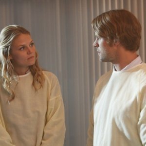 Jesse Spencer e Jennifer Morrison in una scena di Teamwork dalla sesta stagione di Dr. House: Medical Division