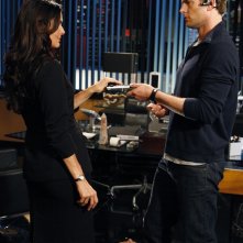 Sydney Price (guest-star Angie Harmon) e Capitan Fenomeno (Ryan McPartline) in una scena dell'episodio Chuck Vs. Operation Awesome