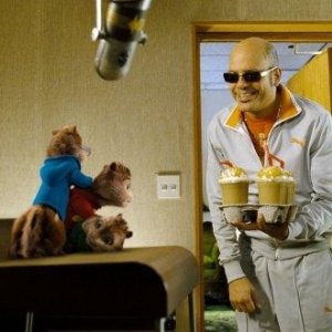 I Chipmunk insieme a David Cross in una scena del film Alvin Superstar 2