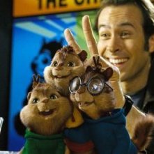 Jason Lee con i piccoli Chipmunk in una scena di Alvin Superstar 2