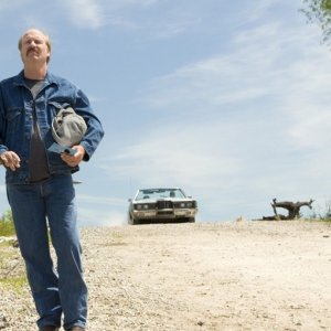 Brett (William Hurt) cammina per strada nel film The Yellow Handkerchief