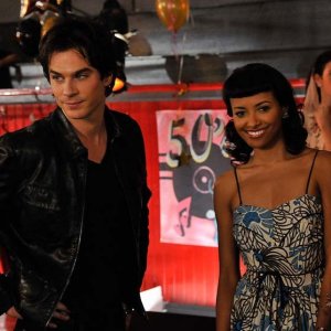 Ian Somerhalder e Katerina Graham sorridenti sul set dell'episodio Unpleasantville di The Vampire Diaries