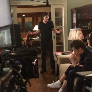 Ian Somerhalder, Nina Dobrev e Paul Wesley durante le riprese del dodicesimo episodio di The Vampire Diaries