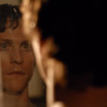 Il riflesso di Jonathan Tucker in una scena del film Veronika Decides to Die