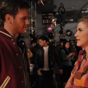 Matthew Davis e Sara Canning, vestiti anni '50, sul set dell'episodio Unpleasantville di The Vampire Diaries