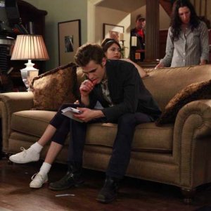 Nina Dobrev, Paul Wesley, Ian Somerhalder e la regista Liz Friedlander si preparano ad una scena di The Vampire Diaries